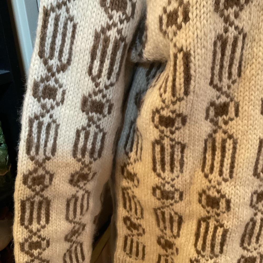 “HAND KNIT” Vintage  Beige and Brown Patterned 100% Wool Sweater. - Picture 9 of 12